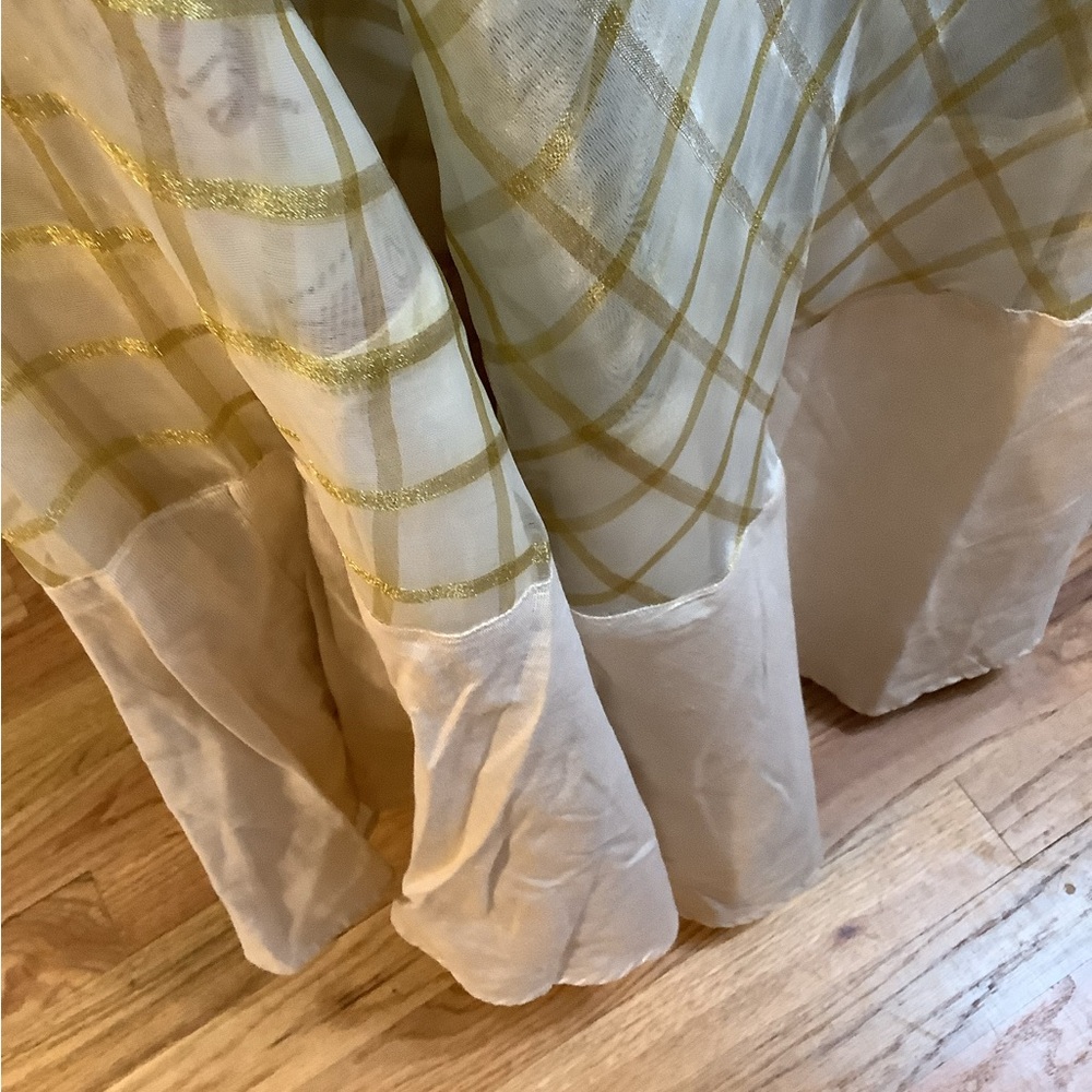 BEAUTIFUL GOLD ROUND GORGEOUS TABLECLOTH